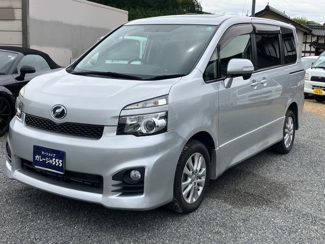 Toyota VOXY 2013 — фото автомобиля 1