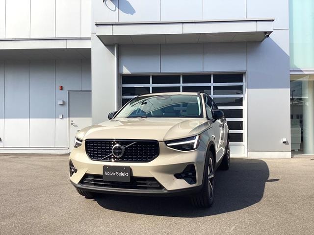Volvo XC40 2026 — фото автомобиля 1