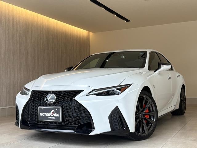 Lexus IS 2023 — фото автомобиля 1