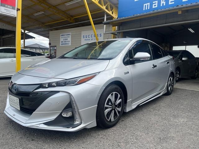 Toyota PRIUS PHV 2020 — фото автомобиля 1