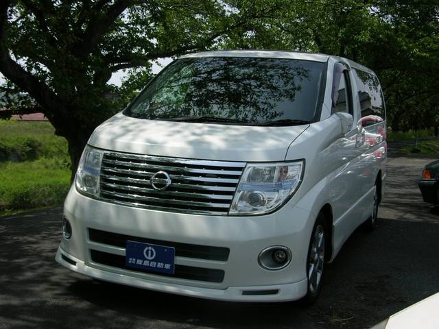 Nissan ELGRAND 2004 — фото автомобиля 1