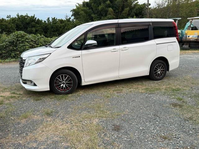 Toyota NOAH 2015 — фото автомобиля