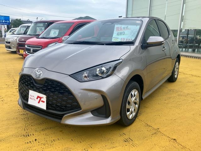 Toyota YARIS 2024 — фото автомобиля