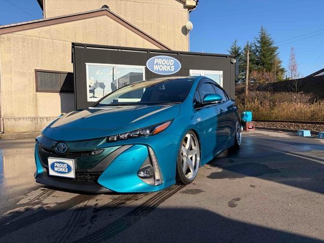 Toyota PRIUS PHV 2017 — фото автомобиля 1