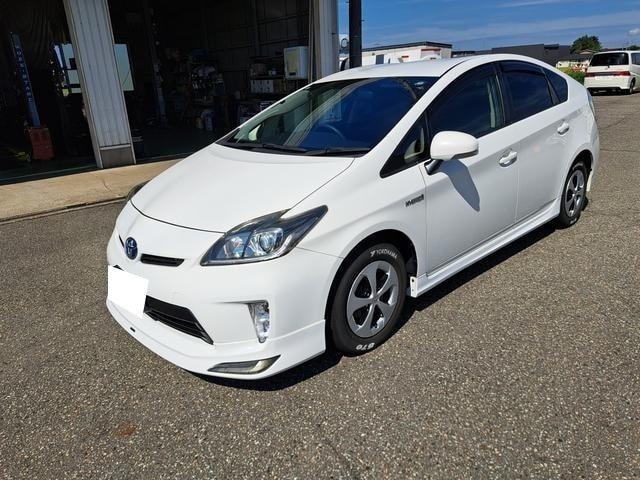 Toyota PRIUS 2015 — фото автомобиля 1