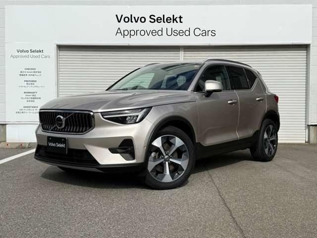 Volvo XC40 2022 — фото автомобиля