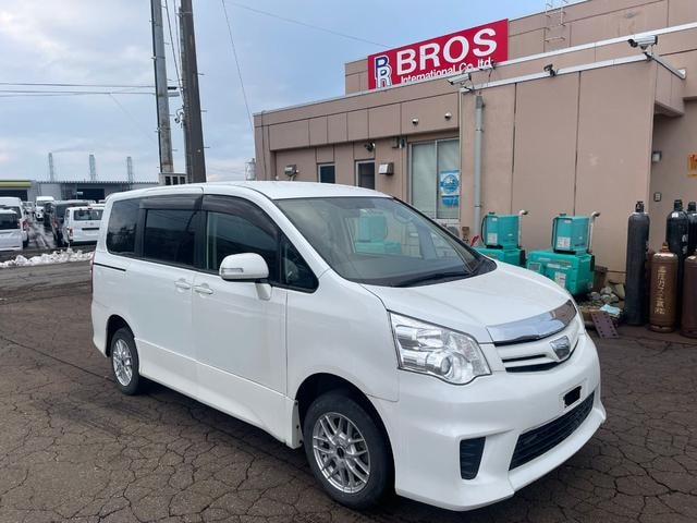 Toyota NOAH 2010 — фото автомобиля 1