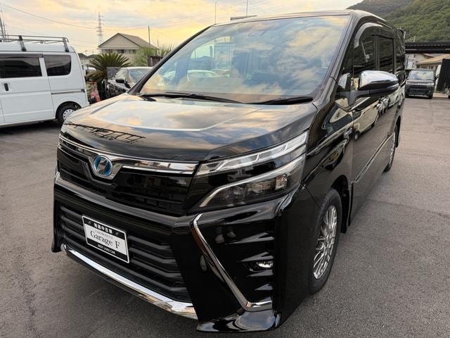 Toyota VOXY 2018 — фото автомобиля 1