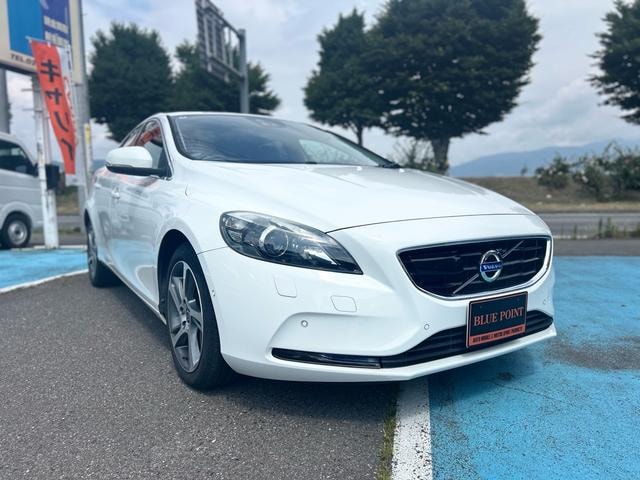 Volvo V40 2015 — фото автомобиля 1