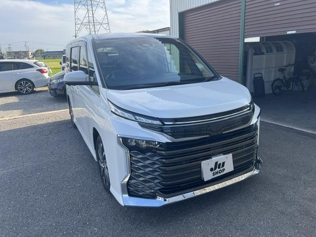 Toyota VOXY 2022 — фото автомобиля 1