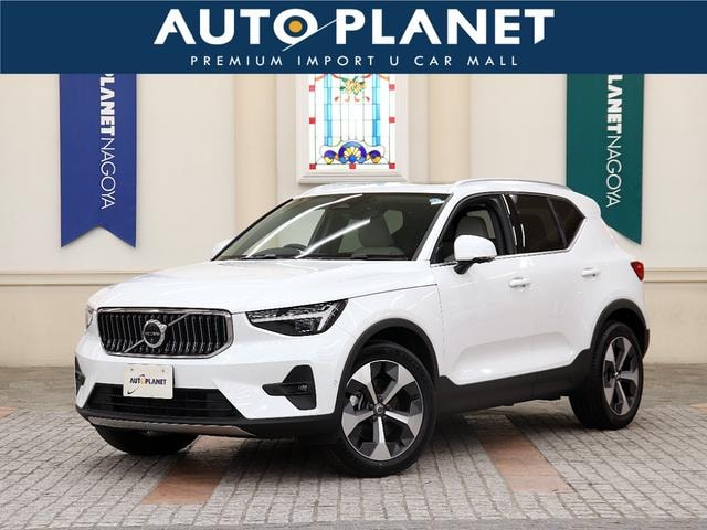 Volvo XC40 2025 — фото автомобиля 1