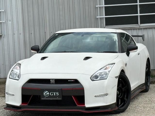 Nissan GT-R 2016 — фото автомобиля
