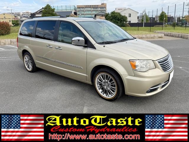 Chrysler TOWN AND COUNTRY 2011 — фото автомобиля
