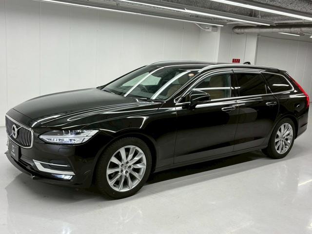 Volvo V90 2018 — фото автомобиля 1