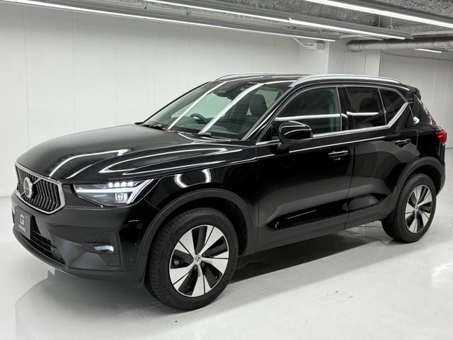 Volvo XC40 2025 — фото автомобиля 1