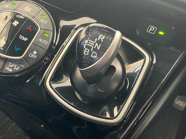 Toyota NOAH 2018 — фото автомобиля 1