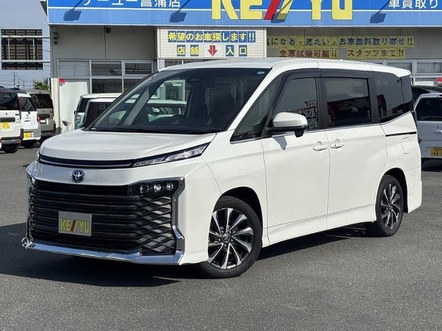 Toyota VOXY 2022 — фото автомобиля 1