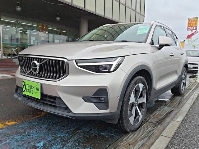 Volvo XC40 2023 — фото автомобиля 1