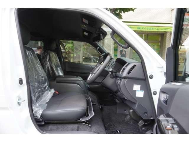 Toyota HIACE VAN 2026 — фото автомобиля 1