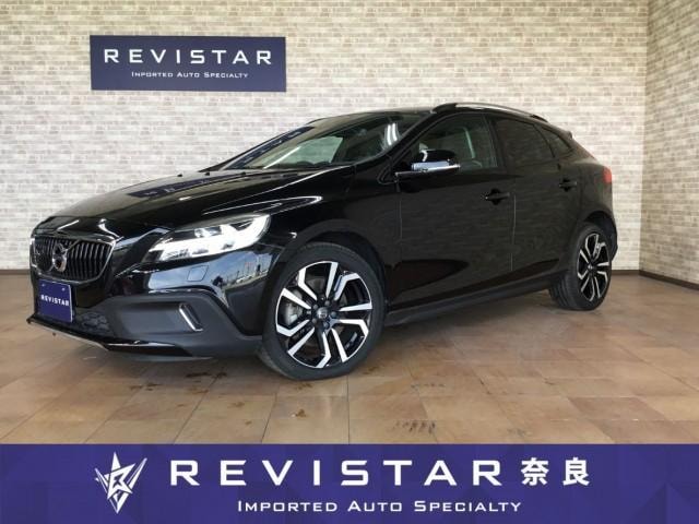 Volvo V40 2019 — фото автомобиля 1