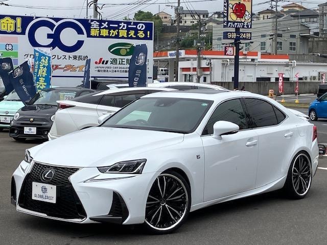 Lexus IS 2017 — фото автомобиля 1
