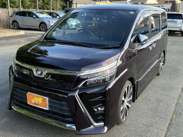 Toyota VOXY 2018 — фото автомобиля 1