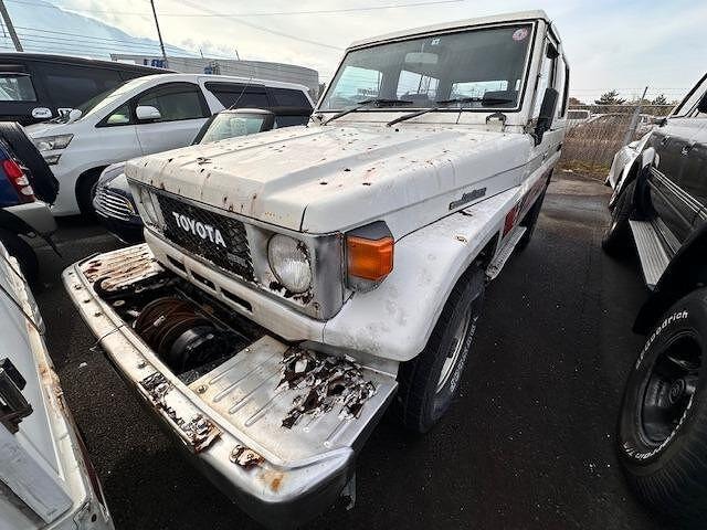 Toyota LAND CRUISER 70 1985 — фото автомобиля