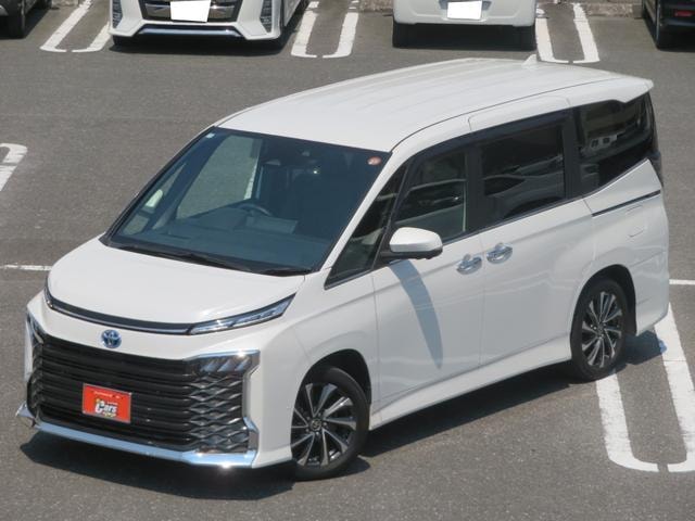 Toyota VOXY 2022 — фото автомобиля 1