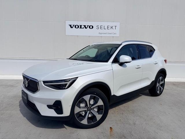 Volvo XC40 2025 — фото автомобиля 1