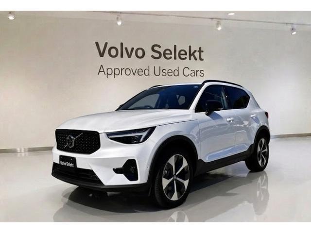 Volvo XC40 2026 — фото автомобиля 1