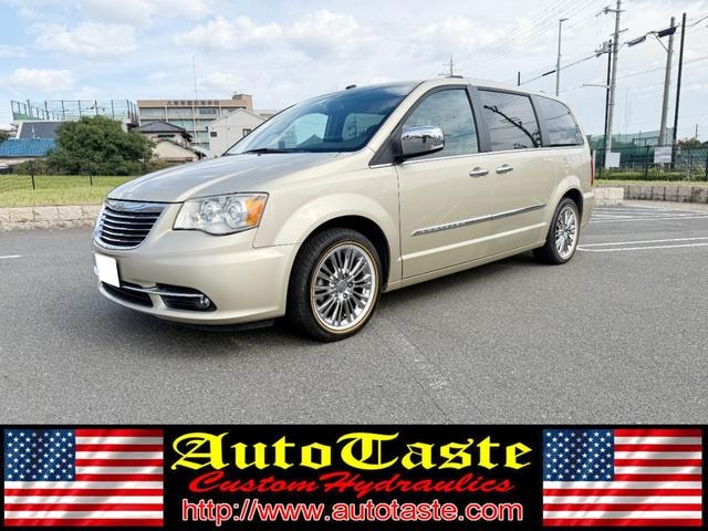 Chrysler TOWN AND COUNTRY 2011 — фото автомобиля 1