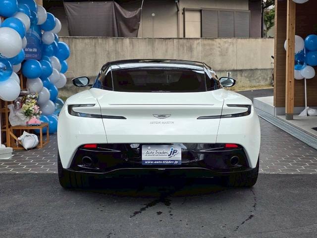 Aston Martin DB11 2019 — фото автомобиля 1