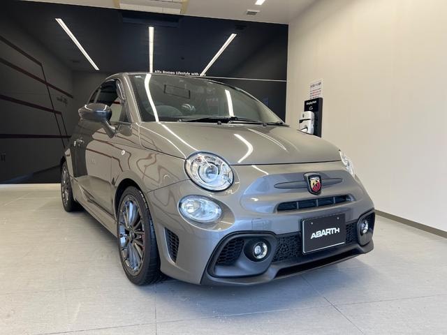 Abarth 695 2023 — фото автомобиля 1