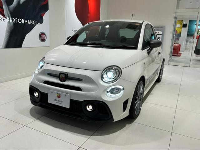 Abarth 595 2022 — фото автомобиля 1