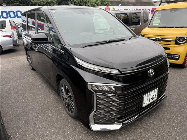Toyota VOXY 2022 — фото автомобиля 1