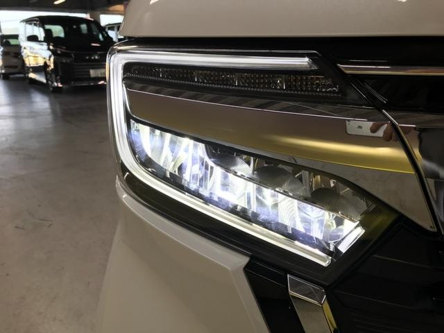 Honda N-BOX CUSTOM 2022 — фото автомобиля 1